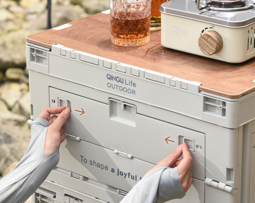 Hands sliding the front latches on the Setstead 65L Multifunction Storage Box